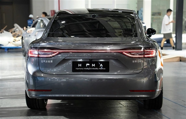 華為再向BBA動(dòng)刀子 鴻蒙智行享界S9實(shí)車曝光：氣場(chǎng)百萬(wàn)級(jí)