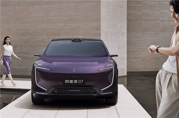 品牌首款增程動力車型！阿維塔07內(nèi)飾曝光：儀表盤有油箱了