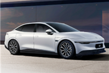 车主高速上逆光未看清改道挡牌 极氪007自动变道成功救车