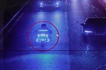 北京一重度改装哈雷摩托“炸街”狂飙