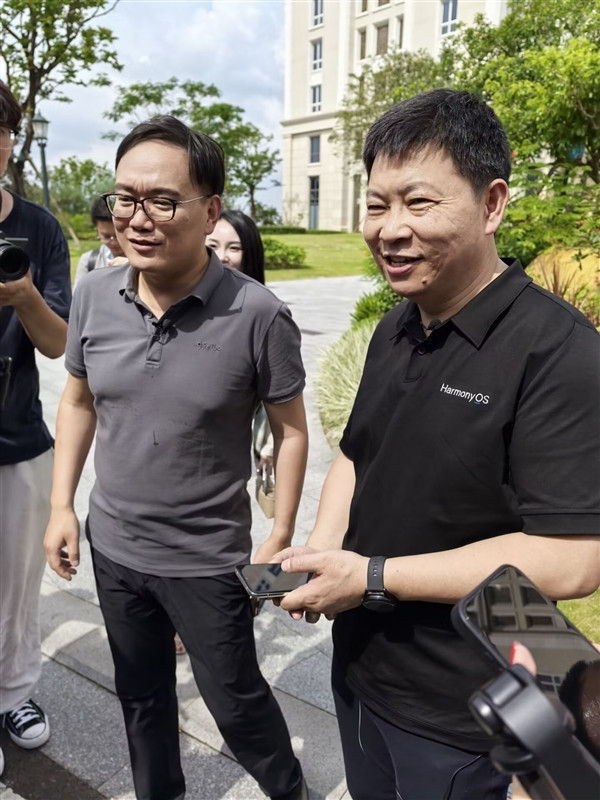 微博CEO被余承東邀請試乘享界S9：比BBA好多了 上市就訂一輛