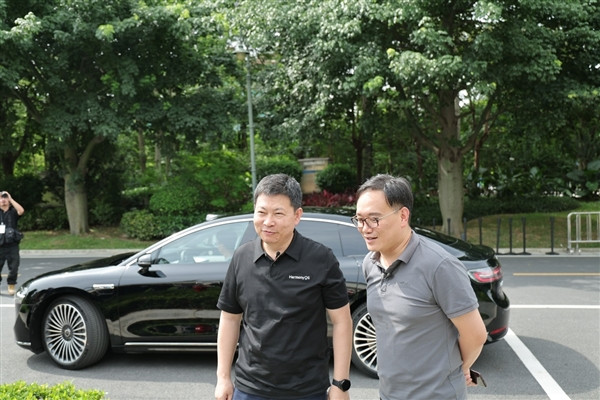 微博CEO被余承東邀請試乘享界S9：比BBA好多了 上市就訂一輛