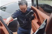 长沙暴雨大量车被泡水 仰望U8车主驾车沿街救援