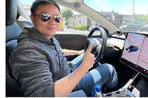 何小鹏体验特斯拉FSD：路况处理很丝滑