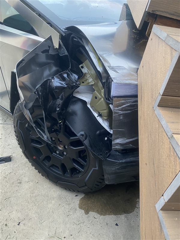 猛踩剎車不減速！車主稱特斯拉Cybertruck新車失控撞鄰居房