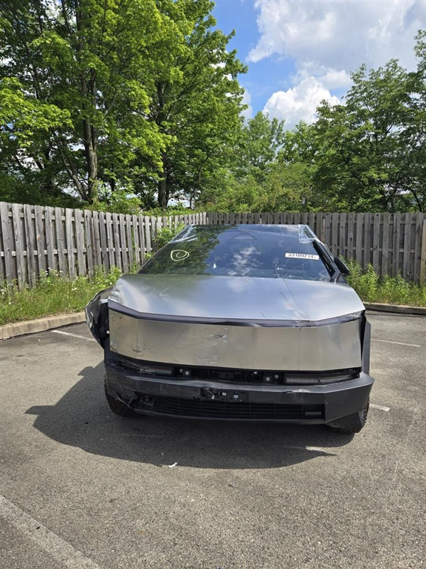 猛踩剎車不減速！車主稱特斯拉Cybertruck新車失控撞鄰居房
