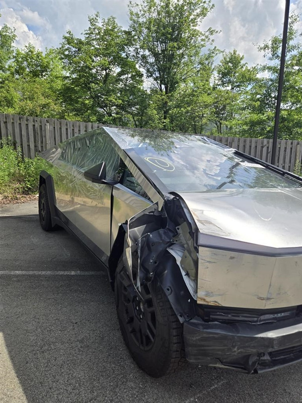 猛踩剎車不減速！車主稱特斯拉Cybertruck新車失控撞鄰居房