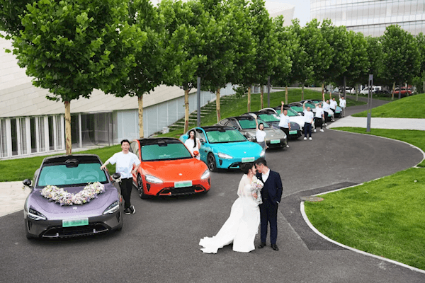 小米員工用9輛不同顏色的小米SU7當婚車車隊 路人集體注目圍觀