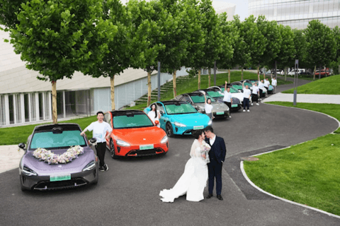 小米员工用9辆不同颜色的小米SU7当婚车车队 路人集体注目围观