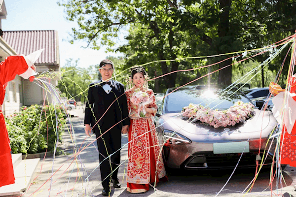 小米員工用9輛不同顏色的小米SU7當婚車車隊 路人集體注目圍觀
