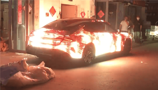 小米SU7車主爆改愛車：加裝底盤氛圍燈、五彩斑斕上路超吸睛