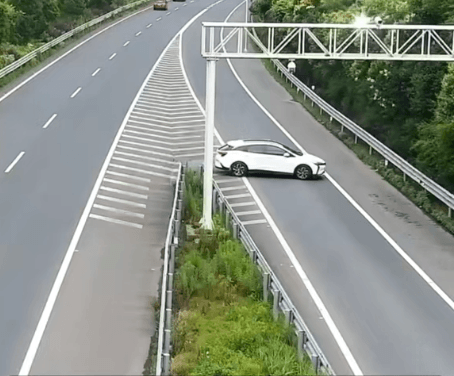 電動車高速沒電竟遮牌逆行 21分沒了