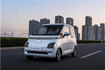 香港街头偶遇“剁椒鱼头”：开车的竟是个大明星