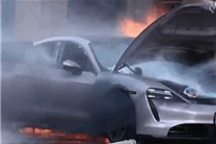 保时捷Taycan车身着火多次复燃 消防围车造池泡水灭火