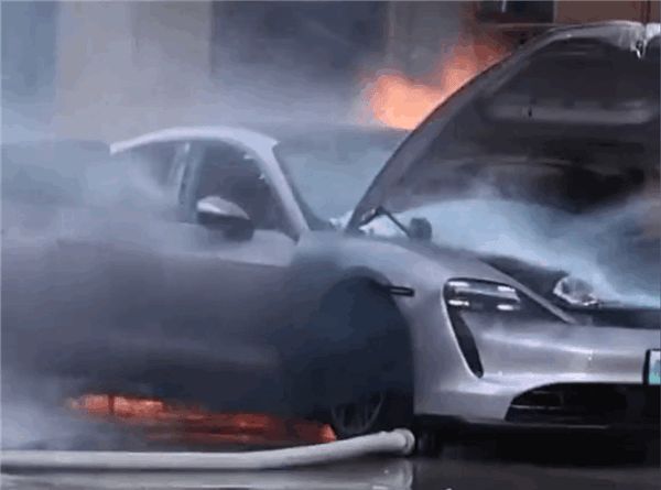 保時捷Taycan車身著火多次復燃 消防圍車造池泡水滅火