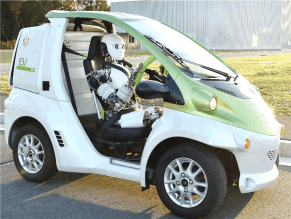 日本研發(fā)出開車機器人：時速5公里 只能開直線和右轉(zhuǎn)