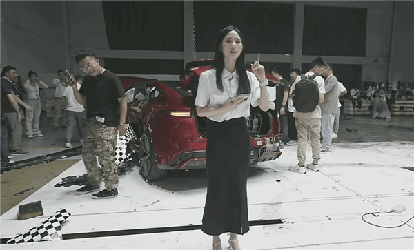 奇瑞真敢玩！星紀(jì)元ES成功挑戰(zhàn)120km/h三車(chē)夾擊對(duì)撞