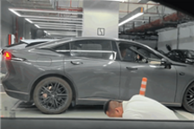 深蓝车主硬压地锁强闯极氪超充站充电 极氪官方回应