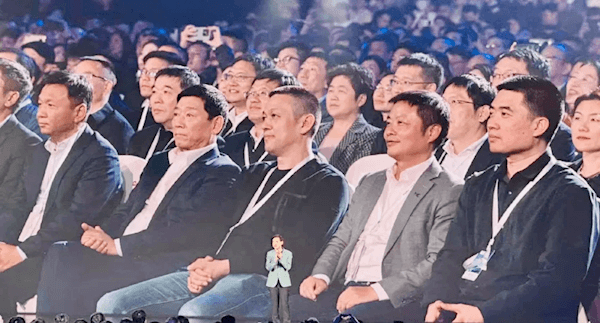 與李想、李斌三人同現(xiàn)小米SU7發(fā)布會(huì)！何小鵬：因?yàn)橄矚g、尊重雷軍就來(lái)了