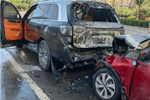 问界M9等红灯时被追尾 肇事油车起火把M9烧了