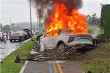 一高合HiPhi X事故碰撞后起火爆燃:车里疑有被困人员