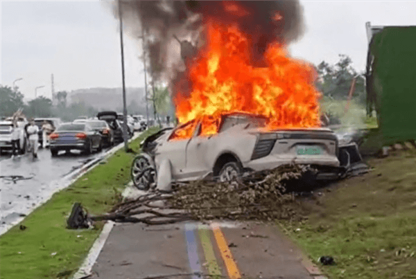一高合HiPhi X事故碰撞后起火爆燃：車?yán)镆捎斜焕藛T