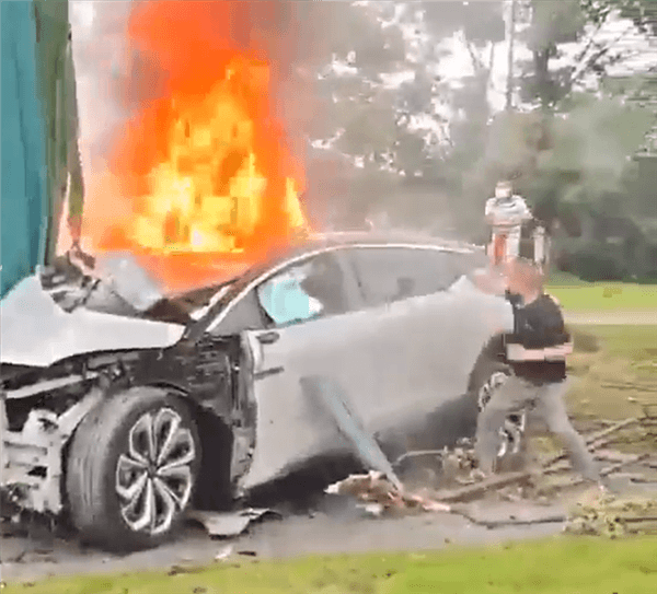 一高合HiPhi X事故碰撞后起火爆燃：車?yán)镆捎斜焕藛T
