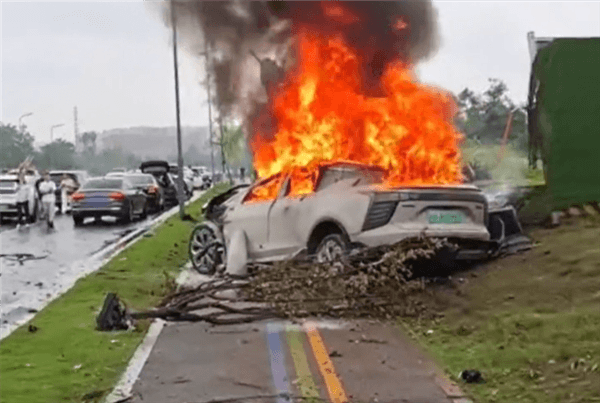 成都一輛高合HiPhi X起火爆燃 事發(fā)監(jiān)控曝光：車速飛快、撞斷一排樹