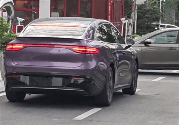 最遠(yuǎn)續(xù)航超800km！鴻蒙智行智界R7實(shí)車曝光：上量靠它了