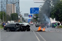 电车事故后电池包脱落猛烈燃烧 网友：车电分离作用凸