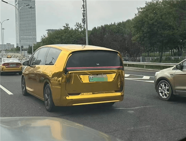 北京最亮的理想MEGA現身：土豪金配色著實顯眼