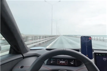 博主雨天驾驶小米SU7挑战不限速高速:轻松飙至250km/h