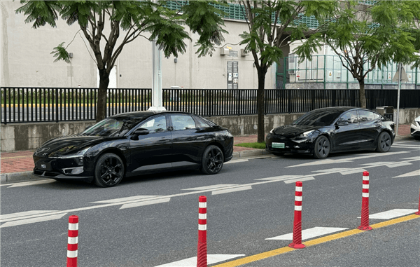 和特斯拉Model 3同框 黑色版小鵬MONA 03實車曝光：氣場不差