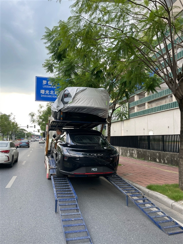 和特斯拉Model 3同框 黑色版小鵬MONA 03實車曝光：氣場不差
