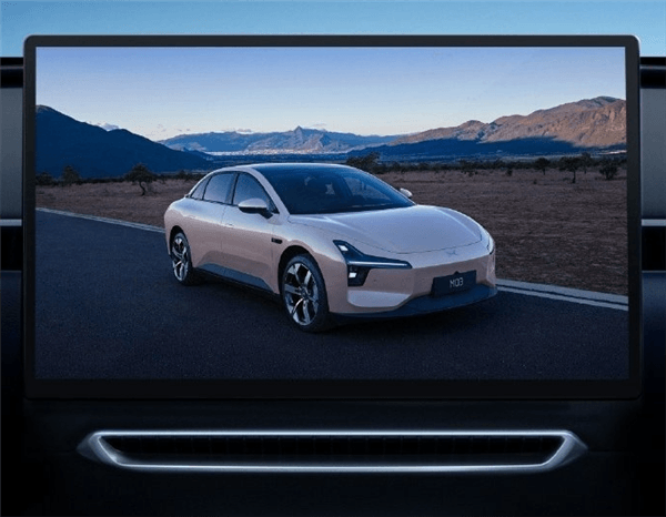 和特斯拉Model 3同框 黑色版小鵬MONA 03實車曝光：氣場不差