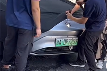 女子称公司新买极狐电车自燃：厂家第一时间盖黑布、撬车标