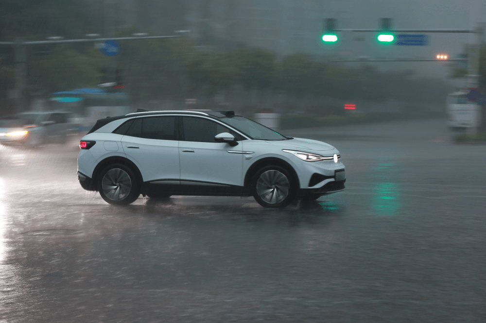 地平線高階智駕方案SuperDrive挑戰雨天晚高峰，全程無接管堪稱“老司機”