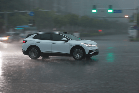 地平线高阶智驾方案SuperDrive挑战雨天晚高峰,全程无接管堪称“老司机”