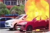 老头乐突发起火：一旁哈弗H6遭殃