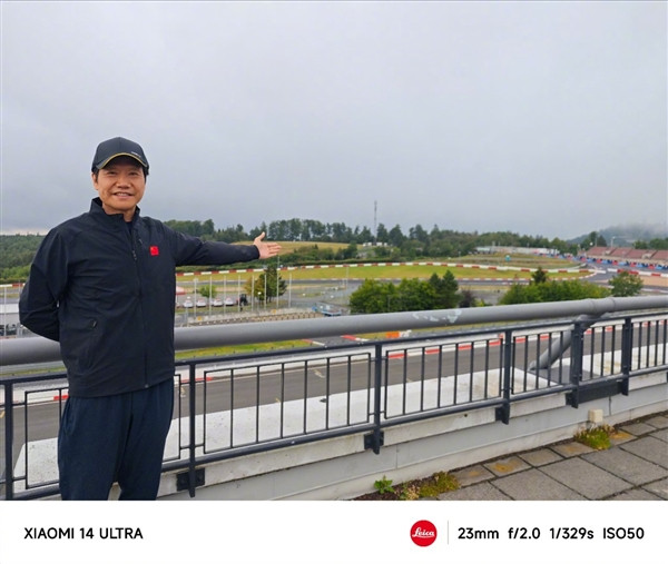 雷軍抵達紐北賽道：10年之內 最快四門電車