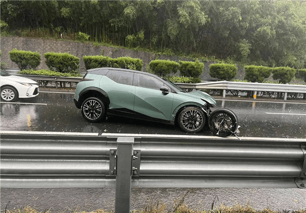 極氪X雨天高速100km/h出事故：丟輪保命、五門正常開
