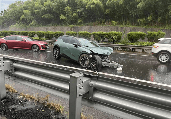 極氪X雨天高速100km/h出事故：丟輪保命、五門正常開