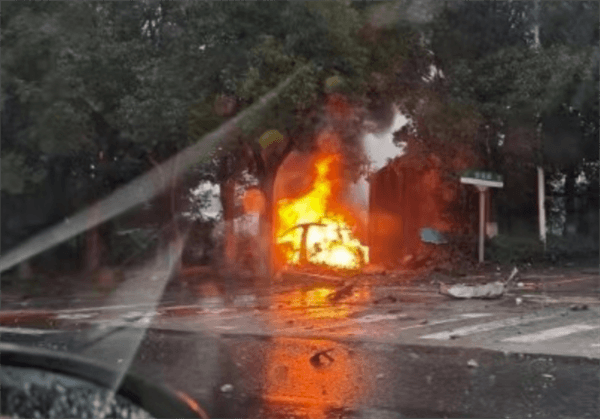 一小鵬轎車街邊起火爆燃 小鵬回應(yīng)：非動(dòng)力電池起火