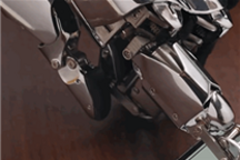 小鹏机器手首次亮相！钢铁助理帮何小鹏下单小鹏Mona M03