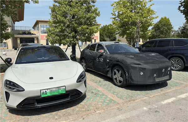 小米SUV與SU7罕見(jiàn)同框！雙車對(duì)比特征顯著