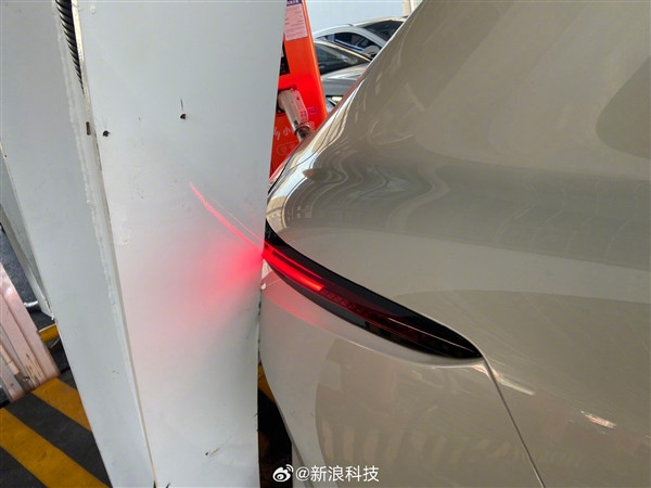 智己自動(dòng)泊車(chē)撞上柱子 要求車(chē)主用自己保險(xiǎn)維修