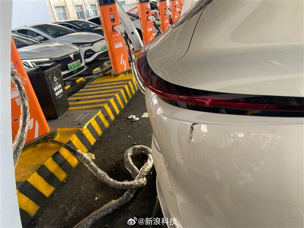 智己自動(dòng)泊車(chē)撞上柱子 要求車(chē)主用自己保險(xiǎn)維修
