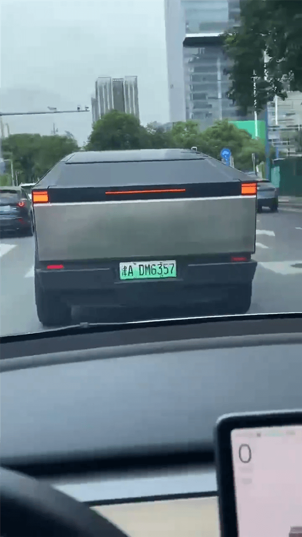 要賣350萬！特斯拉Cybertruck現(xiàn)身天津街頭：掛著綠牌