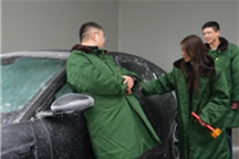 极越CEO夏一平实测极越07车门解锁力：一下能把成年人弹开