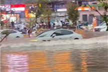 小米SU7积水街道当船开 网友:原来翼子板的设计是排水孔